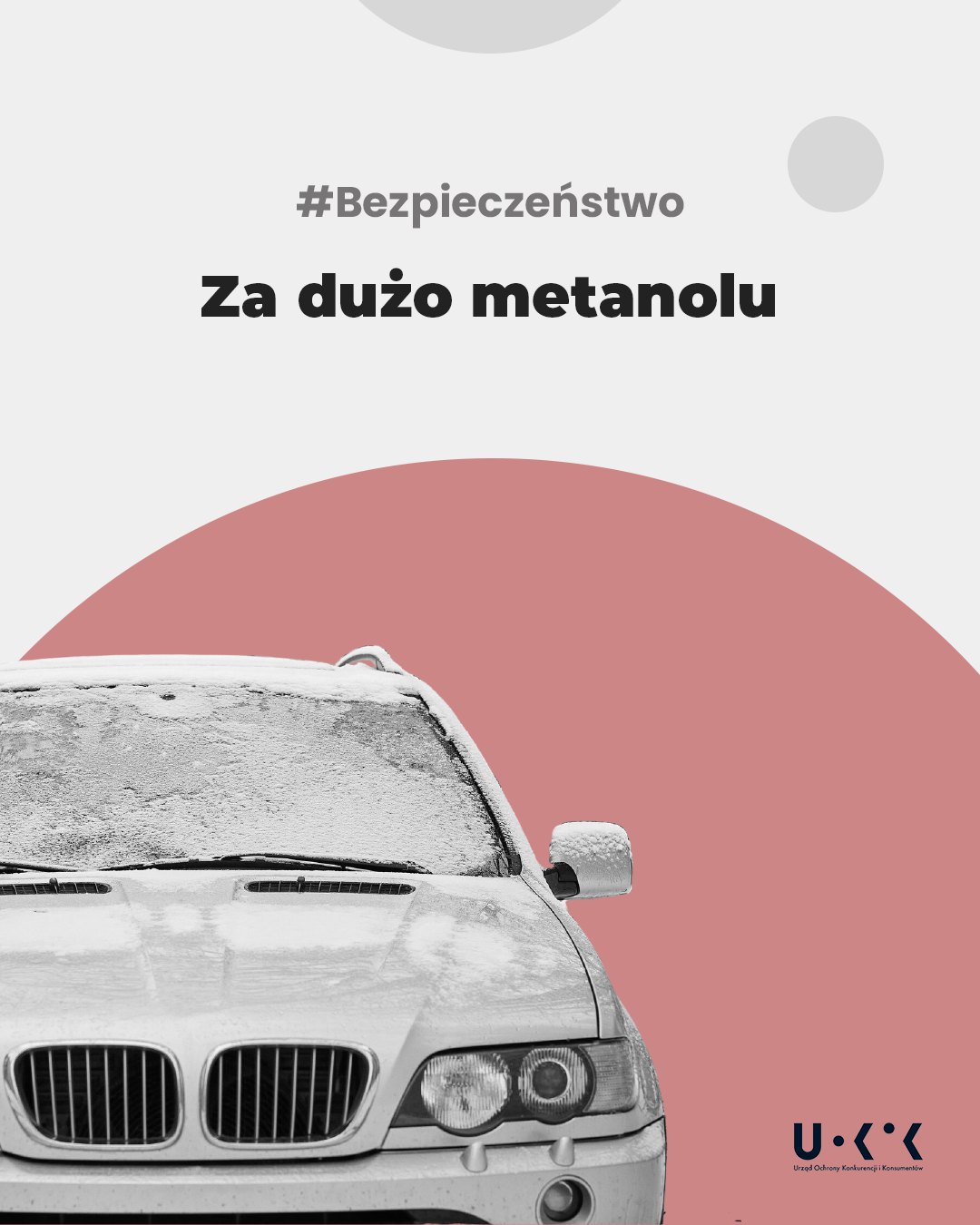 Zdjęcie przedstawia ośnieżony samochód oraz napis z hashtagiem bezpieczeństwo i poniżej napis: Za dużo metanolu
