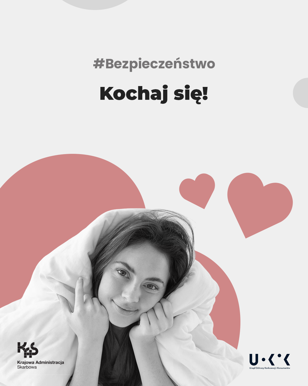 Zdjęcie przedstawia Panią otuloną prześcieradłem, w tle serduszka, powyżej napis: #Bezpieczeństwo, poniżej napis: Kochaj się!